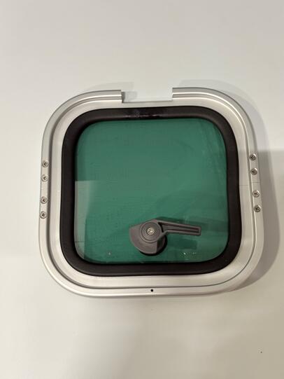 gornji okvir od aluminija i pleksiglasa + ručica