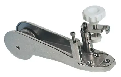 Pramčana vodilica sa sistemom za blokiranje sidra